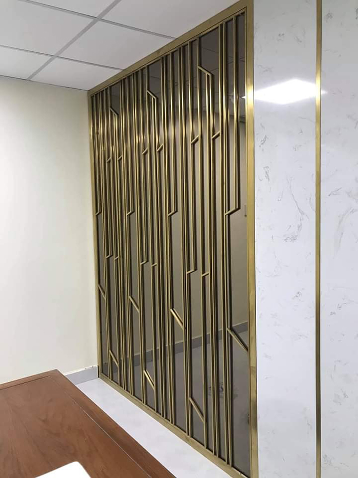 Vách CNC Inox Mạ Vàng Tăng Giá Trị Và Thẩm Mỹ Cho Không Gian